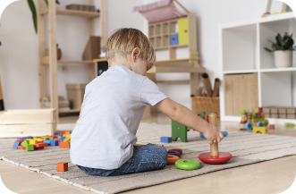 Niño jugando con piezas de madera