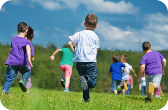 Niños corriendo por el campo