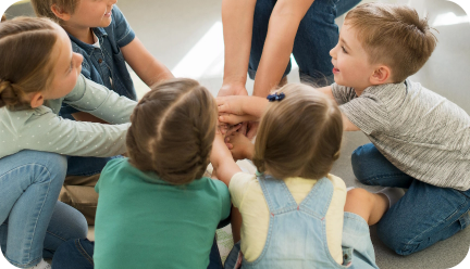 Niños jugando con su maestra